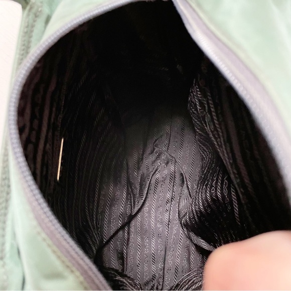 ❤️SOLD❤️Prada green Tessuto city triangle logo nylon zip tote bag vintage - Picture 9 of 12